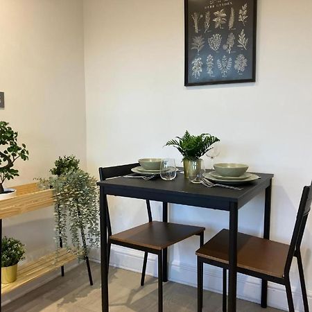 Awesome Refurbished 1 Bed Flat Few Steps To High St ! - 2 East House Epsom Exterior foto